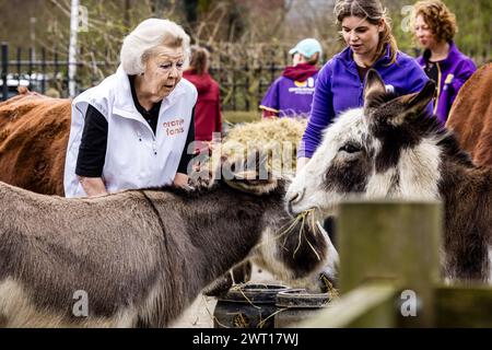 UTRECHT - la Principessa Beatrix fa volontariato in una fattoria urbana durante la ventesima edizione di NLdoet, la più grande campagna di volontariato nei Paesi Bassi. ANP ROB ENGELAAR netherlands Out - belgio Out Foto Stock