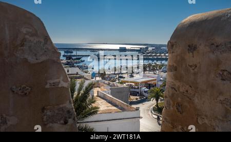 Guardando a sud dal tetto della Skifa el Kahla fino alla Moschea Sidi Mitr, al porto di pescatori e al porto di Mahdia, Tunisia Foto Stock