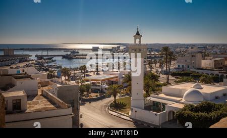 Guardando a sud dal tetto della Skifa el Kahla fino alla Moschea Sidi Mitr, al porto di pescatori e al porto di Mahdia, Tunisia Foto Stock