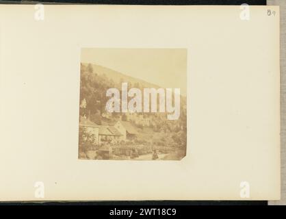 Città di montagna. Sir John Joscelyn Coghill, fotografo (irlandese, 1826 - 1905) intorno agli anni '1850, Una piccola città costruita alla base di una montagna ricoperta di alberi. C'è un fiume che scorre sotto la montagna di fronte alla città. Un ponte di legno attraversa il fiume. (Recto, montaggio) in alto a destra, matita: "89"; Foto Stock