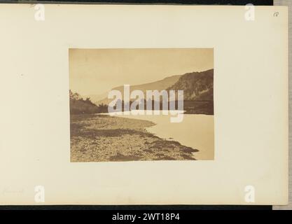 Keswick. Sir John Joscelyn Coghill, fotografo (irlandese, 1826 - 1905) circa 1850 paesaggio con un fiume tortuoso e montagne sullo sfondo. Le rive vicine del fiume sono rocciose. Gli alberi crescono lungo le rive del fiume. (Recto, Mount) in alto a destra, matita: "18"; in basso a sinistra, matita: "Keswick"; Foto Stock