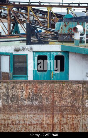 Le vecchie navi fluviali si arrugginiscono nel negozio di riparazione del molo Foto Stock