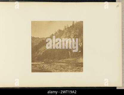 Paesaggio montano. Sir John Joscelyn Coghill, fotografo (irlandese, 1826 - 1905) intorno al 1850 Un paesaggio che mostra la base di una montagna rocciosa. Gli alberi coprono parzialmente la montagna. Sembra ci sia un fiume che corre lungo la base della montagna. Alcuni tronchi sono sparsi per terra. (Recto, montaggio) in alto a destra, matita: "88"; Foto Stock