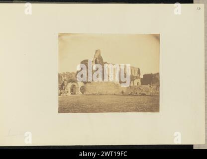 Abbazia di Jervaulx. Sir John Joscelyn Coghill, fotografo (irlandese, 1826 - 1905) intorno agli anni '1850 le rovine di un'abbazia di pietra. Le pareti sono ricoperte di edera. Due archi bassi si trovano ancora a sinistra delle rovine, lungo un muro di pietra. (Recto, Mount) in alto a destra, matita: "13"; in basso a sinistra, matita: "Jarois [sic] Abbey"; Foto Stock