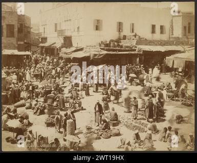 Bazar de Jaffa. Félix Bonfils, fotografo (francese, 1831 - 1885) 1867–1870 Open Square con venditori di frutta, verdura e altri beni da pile sul terreno. (Recto) in basso a sinistra, inciso sul negativo: "1238 Bazar de Jaffa" (verso) in basso a sinistra, a matita: "L52.26 (Bon)" Foto Stock