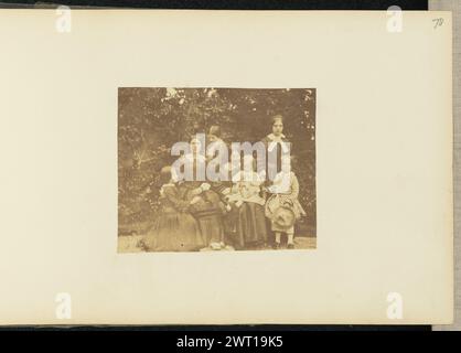 Ritratto di gruppo di donne e bambini. Sir John Joscelyn Coghill, fotografo (irlandese, 1826 - 1905) intorno agli anni '1850 Un ritratto di gruppo di donne e bambini riuniti all'esterno. Due delle donne sono sedute e una tiene un bambino in grembo. Un bambino con una tuta a quadretti si trova alla sua destra. Una giovane ragazza si sta inginocchiando a terra accanto alle altre donne sedute. (Recto, montaggio) in alto a destra, matita: "78"; Foto Stock