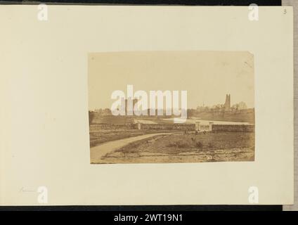 Accorciatura. Sir John Joscelyn Coghill, fotografo (irlandese, 1826 - 1905) intorno agli anni '1850 Una vista distante delle rovine del castello di Trim, visto lungo le rive del fiume Boyne. Una strada curva conduce a un muro di pietra in primo piano. Le rovine del castello sono visibili oltre il muro. (Recto, montaggio) in alto a destra, matita: "3"; in basso a sinistra, matita: "Rifilatura"; Foto Stock