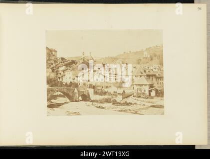 Città lungo il fiume. Sir John Joscelyn Coghill, fotografo (irlandese, 1826 - 1905) intorno al 1850 Una città costruita lungo un fiume. Un ponte ad arco in mattoni può essere visto in primo piano a sinistra. Un lungo ponte può essere visto in lontananza dietro la città. (Recto, montaggio) in alto a destra, matita: "96"; Foto Stock