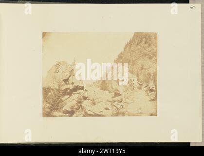 Tête Noire. Sir John Joscelyn Coghill, fotografo (irlandese, 1826 - 1905) intorno agli anni '1850 Una casa costruita su una montagna rocciosa. Ci sono grandi massi sparsi sul lato della montagna a sinistra della casa. (Recto, stampa) al centro inferiore, inciso in negativo: 'Tête Noir'; (Recto, Mount) in alto a destra, matita: '102'; Foto Stock