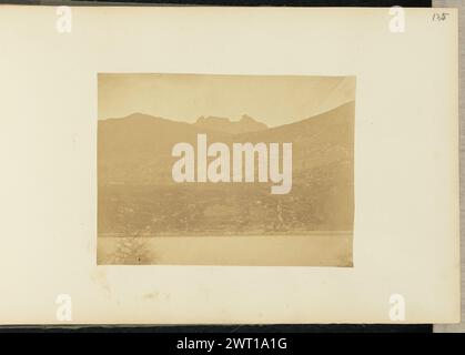 Paesaggio montano. Sir John Joscelyn Coghill, fotografo (irlandese, 1826 - 1905) intorno agli anni '1850 Una vista panoramica delle montagne, vista da un corpo d'acqua. (Recto, montaggio) in alto a destra, matita: "135"; Foto Stock