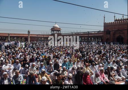 Nuova Delhi, Delhi, India. 15 marzo 2024. I devoti musulmani si riuniscono a Jama Masjid per offrire le preghiere del primo venerdì del mese santo del Ramadan, nei vecchi quartieri di nuova Delhi, India, il 15 marzo 2024. (Credit Image: © Kabir Jhangiani/ZUMA Press Wire) SOLO PER USO EDITORIALE! Non per USO commerciale! Foto Stock