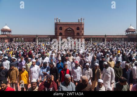 Nuova Delhi, Delhi, India. 15 marzo 2024. I devoti musulmani si riuniscono a Jama Masjid per offrire le preghiere del primo venerdì del mese santo del Ramadan, nei vecchi quartieri di nuova Delhi, India, il 15 marzo 2024. (Credit Image: © Kabir Jhangiani/ZUMA Press Wire) SOLO PER USO EDITORIALE! Non per USO commerciale! Foto Stock