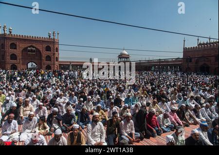 Nuova Delhi, Delhi, India. 15 marzo 2024. I devoti musulmani si riuniscono a Jama Masjid per offrire le preghiere del primo venerdì del mese santo del Ramadan, nei vecchi quartieri di nuova Delhi, India, il 15 marzo 2024. (Credit Image: © Kabir Jhangiani/ZUMA Press Wire) SOLO PER USO EDITORIALE! Non per USO commerciale! Foto Stock