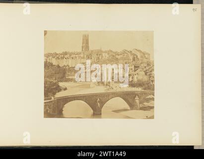 Città lungo il fiume. Sir John Joscelyn Coghill, fotografo (irlandese, 1826 - 1905) intorno al 1850 Una città costruita lungo un fiume. Un ponte di pietra ad arco attraversa il fiume in primo piano. Una torre rettangolare con quattro guglie può essere vista sorgere sopra gli edifici circostanti della città sullo sfondo. (Recto, montaggio) in alto a destra, matita: "95"; Foto Stock