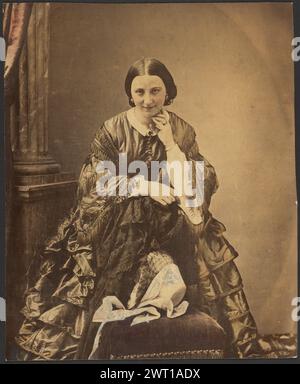 Ritratto di una donna. Sconosciuto, fotografo intorno al 1860-1870 Ritratto di una donna seduta e inclinata in avanti per riposare una mano sotto il mento. Indossa un abito con stratificazioni di volant e maniche larghe orlate con frange. C'è un cofano appoggiato sull'ottomano di fronte alla donna. (Verso, Mount) centro superiore, matita: "princess Belgioso/1808-1871/héroine et partriote Italienne"; centro, matita: "La Princesse Belgiojoso"; Foto Stock