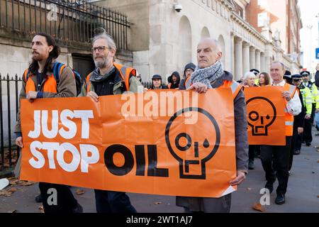 23 novembre 2023. Whitehall, Londra, Regno Unito. Arresti dei manifestanti di Just Stop Oil. I manifestanti sono stati portati fuori strada entro un minuto dal marciapiede. Foto Stock