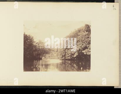 Mill Pond, Eastbourne. Sir John Joscelyn Coghill, fotografo (irlandese, 1826 - 1905) intorno agli anni '1850 Un paesaggio rurale con uno stagno circondato da fitti alberi. (Recto, Mount) in alto a destra, matita: "6/32"; in basso a sinistra, matita: "Mill Pond/Eastbourne"; Foto Stock