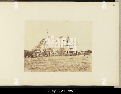 Cottage, Eastbourne. Sir John Joscelyn Coghill, fotografo (irlandese, 1826 - 1905) intorno agli anni '1850 Un grande cottage in un paesaggio rurale. Il cottage ha una finestra dormitorio e un camino singolo. Gli alberi crescono intorno al bordo del cottage. (Recto, Mount) in alto a destra, matita: "34"; in basso a sinistra, matita: "Cottage Eastbourne"; Foto Stock