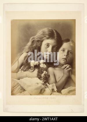 Le Rose rosse e bianche. Julia Margaret Cameron, fotografa (British, Born India, 1815 - 1879) 1865 Ritratto di Kate ed Elizabeth Keown appoggiati l'uno contro l'altro, Elizabeth con le mani legate insieme in preghiera. Kate tiene un piccolo bouquet di rose bianche in una mano. (Recto, monta) scritto a mano in inchiostro: "Dalla vita"; "le rose rosse e bianche" Foto Stock