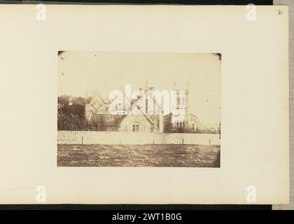 Eastbourne. Sir John Joscelyn Coghill, fotografo (irlandese, 1826 - 1905) intorno agli anni '1850 Una vista della torre rettangolare della chiesa della Santissima Trinità e di un edificio adiacente in pietra. Gli edifici sono dietro un alto muro di pietra. (Recto, Mount) in alto a destra, matita: "36"; in basso a sinistra, matita: "Eastbourne"; Foto Stock