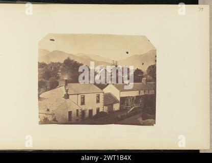 Keswick. Sir John Joscelyn Coghill, fotografo (irlandese, 1826 - 1905) intorno agli anni '1850 veduta del villaggio di Keswick da una distanza leggermente elevata. Ci sono alcuni grandi edifici in primo piano. Montagne e un piccolo specchio d'acqua possono essere visti oltre le case. (Recto, Mount) in alto a destra, matita: "77"; in basso a destra, matita: "Keswick"; Foto Stock