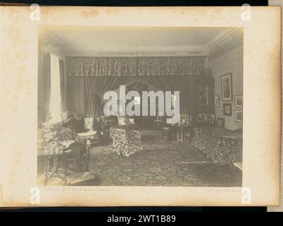 Interno. Casa del governo. Maglia.. Sconosciuto, fotografo negativo ottobre 1894, stampa dicembre 1894 Vista interna di un salotto nella Government House sull'Isola di Jersey. Diversi motivi floreali coprono i mobili, le pareti e il pavimento, e gli arazzi sono appesi al soffitto, dividendo lo spazio in due stanze più piccole. (Recto, Mount) in basso a sinistra, scritto a mano in inchiostro nero: "Interior Govt[superscript] House Jersey. Octr[superscript] 94" in basso a destra, scritto a mano in inchiostro nero: "Ingrandimento. DECR[superscript] 94' Foto Stock