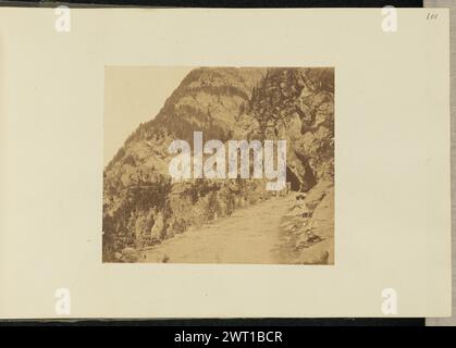 Tête Noire. Sir John Joscelyn Coghill, fotografo (irlandese, 1826 - 1905) circa anni '1850 Una donna seduta sul bordo di un sentiero di montagna. Il sentiero conduce ad un piccolo tunnel, scavato sul fianco della montagna. (Recto, stampa) in basso a destra, inciso in negativo: 'Tête Noir'; (Recto, Mount) in alto a destra, matita: '101'; Foto Stock