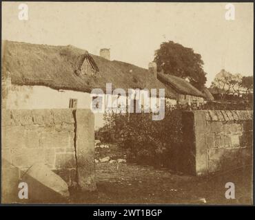 Cottage, Chester. Sconosciuto, fotografo alla fine del XIX secolo Vista di una fila di cottage con tetto di paglia. (Verso, stampa) in basso a destra, a matita: "Cottage Chester"; Foto Stock