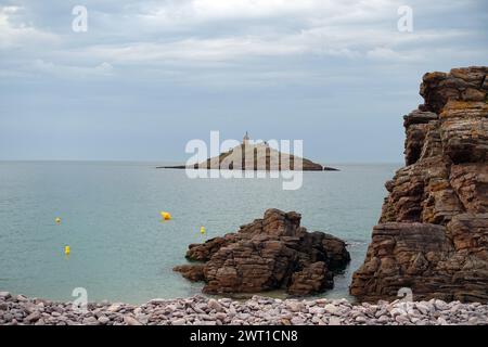 Isola di San Michele con una piccola cappella, la Chapelle Saint-Michel de Rochecoul, Francia, Bretagna, Erquy Foto Stock