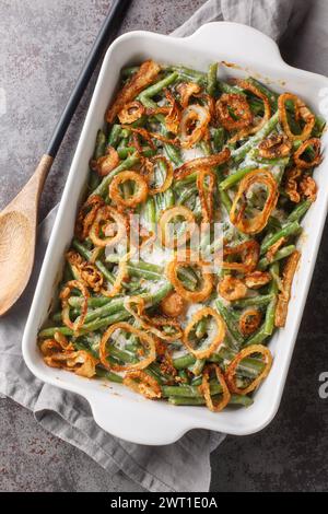 La casseruola di fagioli verdi è un piatto americano al forno composto da fagioli verdi, crema di zuppa di funghi e cipolle fritte francesi sul piatto da forno sulla ta Foto Stock