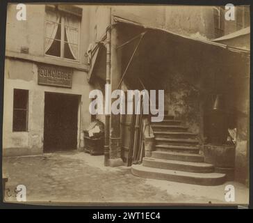 Cour 10 Rue Sauval (1° Arrondissement). Eugène Atget, fotografo (francese, 1857 - 1927) 1908 ampia rampa di scale nel cortile iscrizione: Titolo e numero negativo 257 inciso verso print. Iscrizione secondaria: Stampa verso incisa nella mano di André Jammes: "Chicago S". Foto Stock