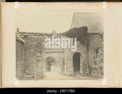 Les Augrès. Maglia.. Sconosciuto, fotografo negativo marzo 1893, stampa febbraio 1894 Vista dell'immagine fantasma di un uomo attraverso un arco in un muro di pietra. L'uomo si trova di fronte a una piccola serie di gradini che portano ad un'apertura in una recinzione di ferro. Due cancelli in legno si aprono in primo piano, uno attaccato al muro di pietra sul lato sinistro dell'arco e l'altro al muro sul lato destro di una porta accanto all'arco. (Recto, Mount) in basso a sinistra, scritto a mano in inchiostro nero: "Les Augrès. Maglia. Marzo. 93" in basso a destra, scritto a mano in inchiostro nero: "Ingrandimento. Feby[superscript] 94' Foto Stock