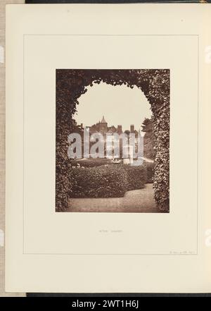 Giardino olandese. Philip H. Delamotte, fotografo (britannico, 1820 - 1889) 1874 Vista che si affaccia su un giardino formale da sotto una siepe ad arco. Tra le siepi ben curate è presente un grande busto della testa di un uomo su un piedistallo. Holland House è visibile sullo sfondo. (Recto, montaggio) parte centrale inferiore, testo stampato in nero: "GIARDINO OLANDESE"; in basso a destra, testo stampato in nero: "A faccia P. 175. Vol. I."; (verso, Mount) in basso a sinistra, matita: "IB 60,7 (del)"; Foto Stock