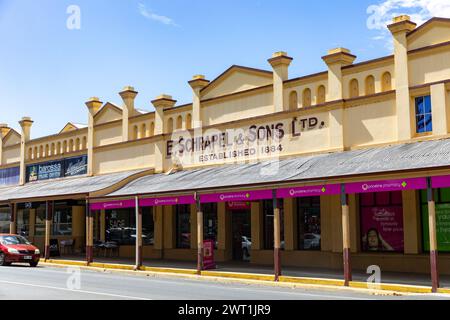 Centro città di Tanunda nella Barossa Valley, edificio storico e Schrapel and Sons Signs, Australia meridionale Foto Stock