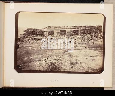 Vista 28. Emilio Herbruger, Jr., fotografo (americano, 1804 - 1894) 1875 Vista di diverse persone sedute su rocce di fronte a un muro presso le rovine di Mitla. La parete presenta tre porte e i resti di mosaici in pietra a motivi geometrici. (Recto, monta) in basso a sinistra, scritto a mano a matita: "28" in basso al centro, scritto a mano a matita: "No 22" (verso, monta) in basso a sinistra, scritto a mano a matita: "IB 89,33 (HER)" Foto Stock