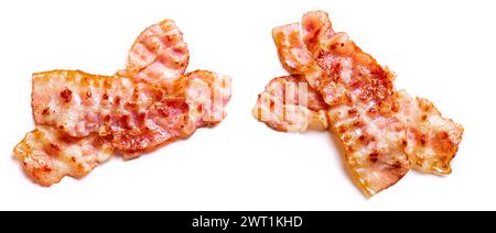 Fette di pancetta fritte isolate su sfondo bianco. Foto Stock
