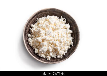 Ricotta o cagliata di latte fresco in un recipiente di ceramica da vicino. Cottage cheese fatto in casa isolato su sfondo bianco. Foto Stock