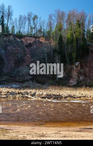 Camminando lungo Amatas Dabas Taka, rimarrai incantato dalle viste mozzafiato del fiume e dalle maestose scogliere che fiancheggiano il sentiero. Foto Stock