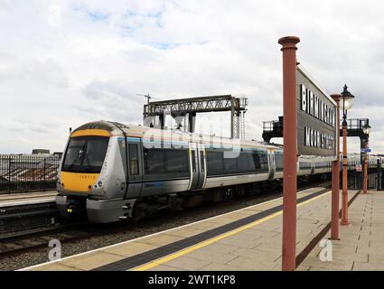 Un treno Chiltern che passa accanto a un vecchio cartello di legno parte dalla stazione di Birmingham Moor Street, formando un servizio per London Marylebone. Foto Stock