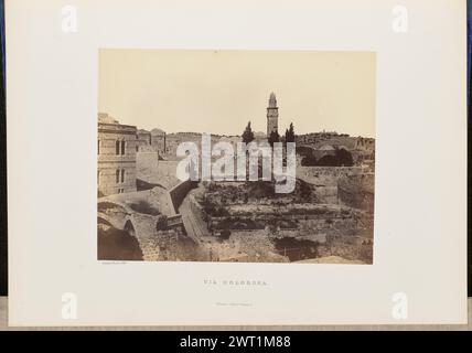 Via dolorosa. John Cramb, fotografo (scozzese, attivo dal 1850 al 1860) 1860 vista sopraelevata di Gerusalemme con la via dolorosa che serpeggia tra edifici e rovine. Il minareto Ghawanima, uno dei quattro minareti del Monte del Tempio, sorge sopra gli edifici della città al centro dell'immagine. (Recto, montaggio) in basso a sinistra, sotto la stampa, stampa con inchiostro nero: "Cramb, foto. 1860. » Al centro inferiore, stampa con inchiostro nero: "VIA DOLOROSA". William Collins, Glasgow. (Verso, Mount) in basso a sinistra, scritto a mano a matita: "IB 51,17 (CRA)" Foto Stock