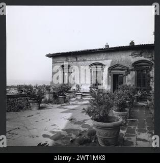 Lazio Viterbo Bolsena Palazzo del Drago4. Hutzel, Max 1960-1990 Post-medievale: Affreschi, arazzi, dipinti su tela. Ampia copertura degli esterni, tra cui vedute dei portali e dei dettagli del portale, terrazza e collezione di antichità esposte sulla terrazza. Copertura dettagliata degli interni del palazzo, tra cui vedute di affreschi, statue, dipinti e dettagli architettonici. Antichità: Cippi, iscrizioni, ritratti (Traiano), frammenti architettonici fotografo e studioso tedesco Max Hutzel (1911-1988) fotografato in Italia dai primi anni '1960 fino alla sua morte. Il risultato di questo proje Foto Stock