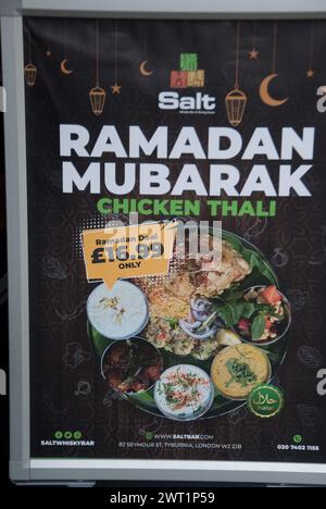 Ramadan Mubarak, Happy Ramadan, Sign Outside Restaurant, Edgware Road, Bayswater, Londra, Regno Unito Foto Stock