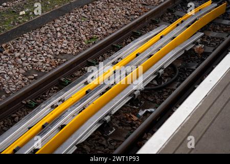 Ricarica dei binari presso la stazione di West Ealing, Londra, durante la dimostrazione del treno a batteria a ricarica rapida della Great Western Railway. Data foto: Venerdì 15 marzo 2024. Foto Stock