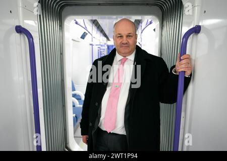 Direttore generale della GWR, Mark Hopwood durante la dimostrazione del treno a batteria a ricarica rapida della Great Western Railway alla stazione di West Ealing, Londra. Data foto: Venerdì 15 marzo 2024. Foto Stock