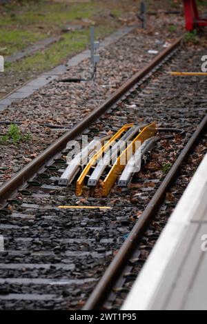 Ricarica dei binari presso la stazione di West Ealing, Londra, durante la dimostrazione del treno a batteria a ricarica rapida della Great Western Railway. Data foto: Venerdì 15 marzo 2024. Foto Stock