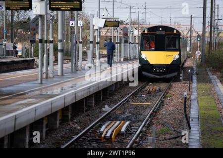 Un treno si avvicina alla stazione di ricarica di West Ealing, Londra, durante la dimostrazione del treno a batteria a ricarica rapida della Great Western Railway. Data foto: Venerdì 15 marzo 2024. Foto Stock