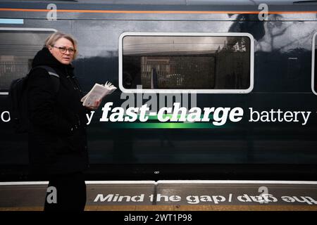 Il treno a batteria a ricarica rapida della Great Western Railway alla stazione di West Ealing, Londra. Data foto: Venerdì 15 marzo 2024. Foto Stock