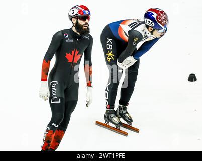 ROTTERDAM - 05/03/2024, (l-r) Steven Dubois (CAN), Daeheon Hwang (KOR) durante i quarti di finale maschile dei 1500 metri ai Campionati del mondo di atletica corta di Ahoy. ANP KOEN VAN WEEL Foto Stock