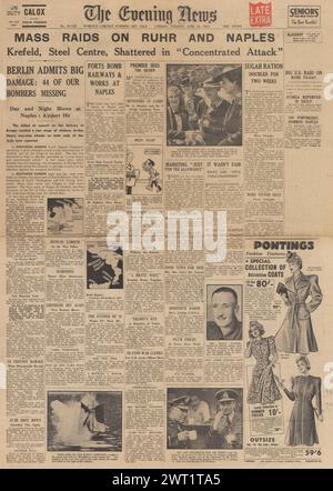 1943 Evening News in prima pagina che riporta bombardamenti su Ruhr e Napoli Foto Stock