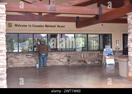 Sedona, Arizona. STATI UNITI 2/3/2024. Stazione Red Rock Ranger del servizio forestale degli Stati Uniti. Eccellente esposizione al centro visitatori di Sedona, Arizona, splendida roccia rossa Foto Stock